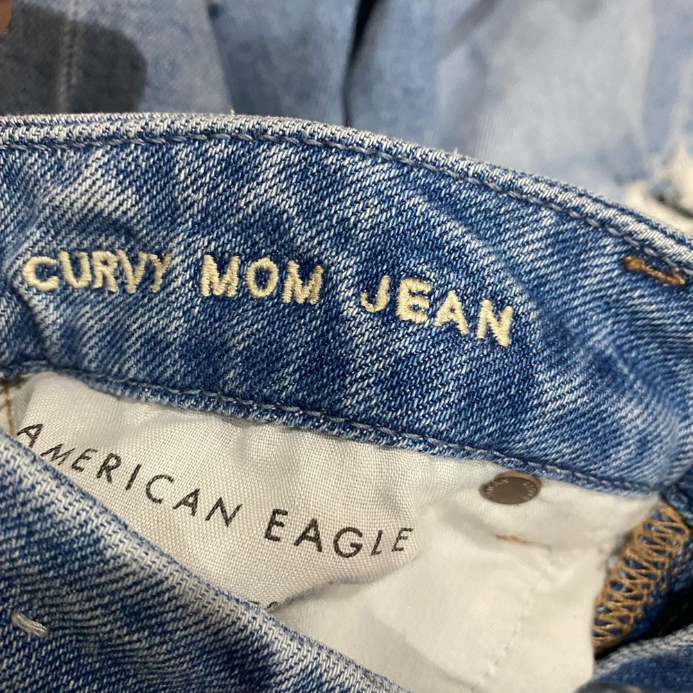 American Eagle Curvy Mom Jeans Size 4 Light Wash Distressed High Rise-242 - Picture 8 of 10